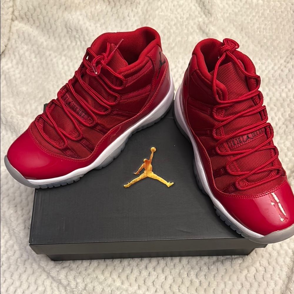 Air Jordan Retro 11

Grade School 6.5

Small stain on sole 

Worn once!